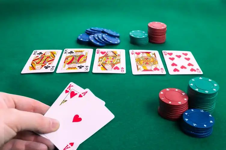 মোবাইলে ভার্চুয়াল ফুটবল বেটিং করার দৃশ্য – king1 bet প্ল্যাটফর্ম
